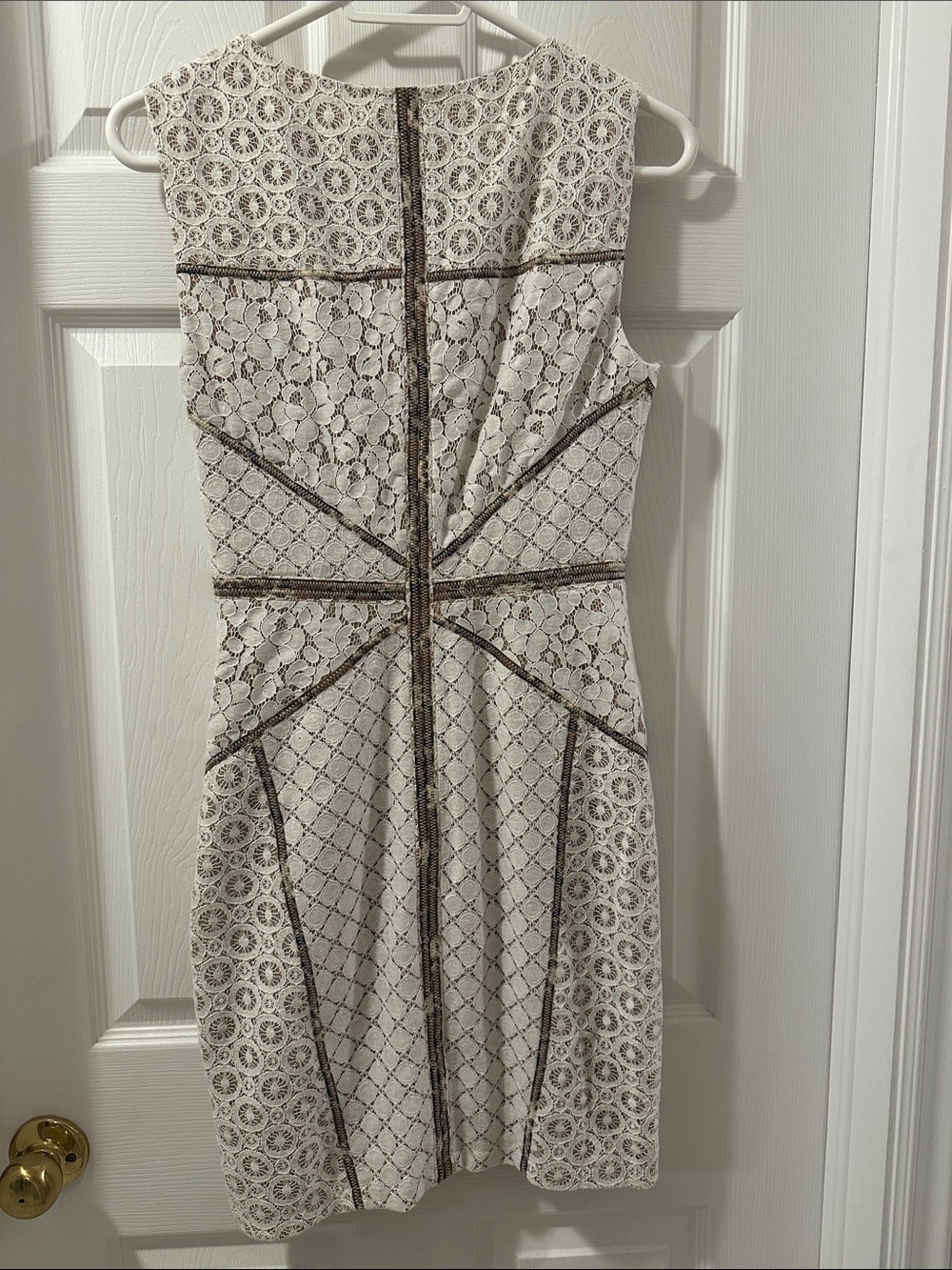 BCBG MAXAZRIA White Lace Sheath Dress with Contrast Trim Sz 4 Feminine Elegant - Picture 9 of 11